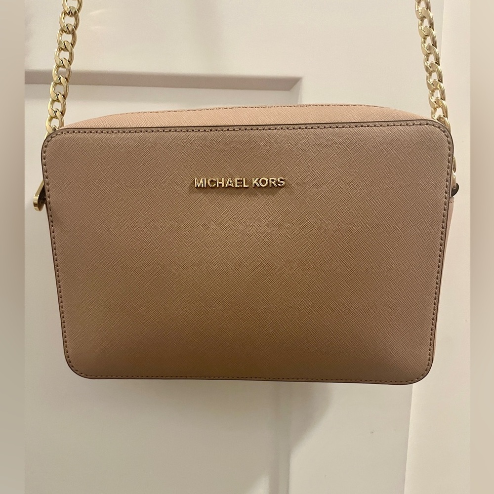Michael Kors Large Jet Set Travel Crossbody in Fawn
